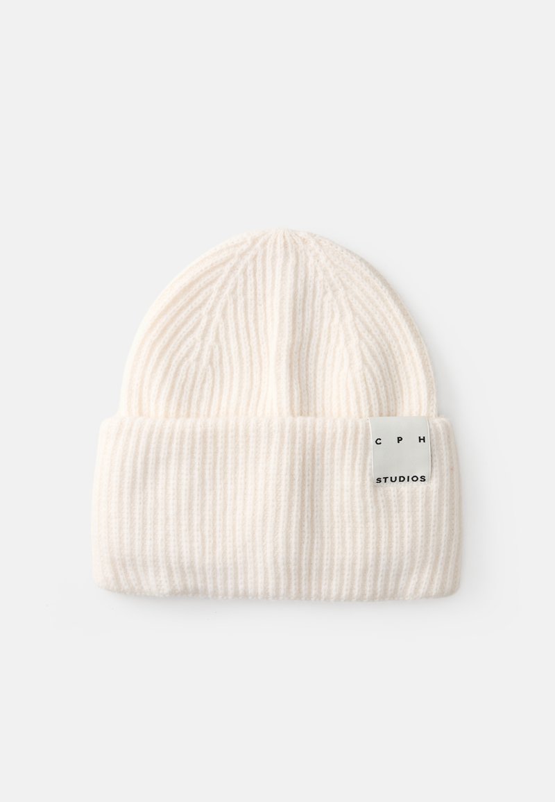 Pehmeast valgest lõngast kootud beanie, millel on sooniktekstuur. Patsil ainete disain ja ristkülikuline silt, millel on kiri "CPH STUDIOS."
