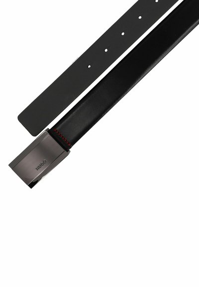 Ceinture en cuir noir avec une boucle rectangulaire en métal canon de fusil gravée de "HUGO" et des coutures rouges près de la boucle, avec cinq trous d'ajustement.
