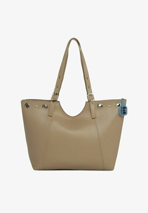 Geantă tote de culoare camel, realizată dintr-un material sintetic neted. Are partea superioară rotunjită, două curele pentru umăr, accesorii argintii și o etichetă albastră cu brandul.