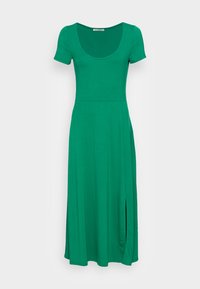 Vestido verde de meia manga com decote redondo, design fluido e abertura lateral, feito de um tecido suave com uma textura lisa.