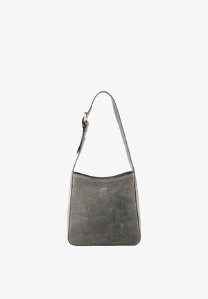 Bolso de hombro de ante gris con correa ajustable y pequeño cierre dorado, con letras sutiles de la marca en el frente.
