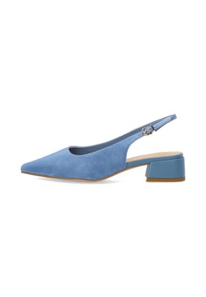 Lichtblauwe suède slingback met puntige neus en lage blokhak, voorzien van een verstelbare gespsluiting.