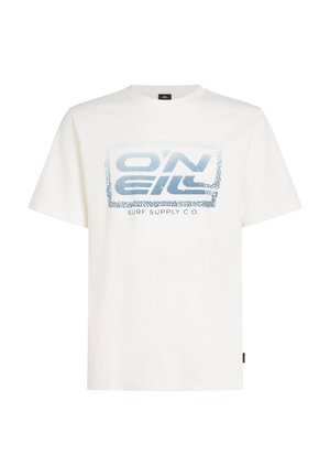 Valge puuvillane T-särk, mille esiküljel on sinine graafika tekstiga "O'Neill Surf Supply Co." ja geomeetrilised mustrid. Ümar kaelus ja lühikesed varrukad.