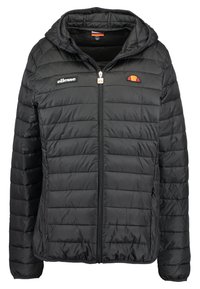Veste noire matelassée avec capuche, dotée d'une fermeture éclair à l'avant, de deux poches latérales et de logos sur le côté gauche de la poitrine et en haut à droite. Motif matelassé texturé.