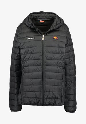 Schwarze gepolsterte Jacke mit Kapuze, ausgestattet mit einem Frontreißverschluss, zwei Seitentaschen und Logos auf der linken Brust und oben rechts. Strukturiertes gesteppte Muster.