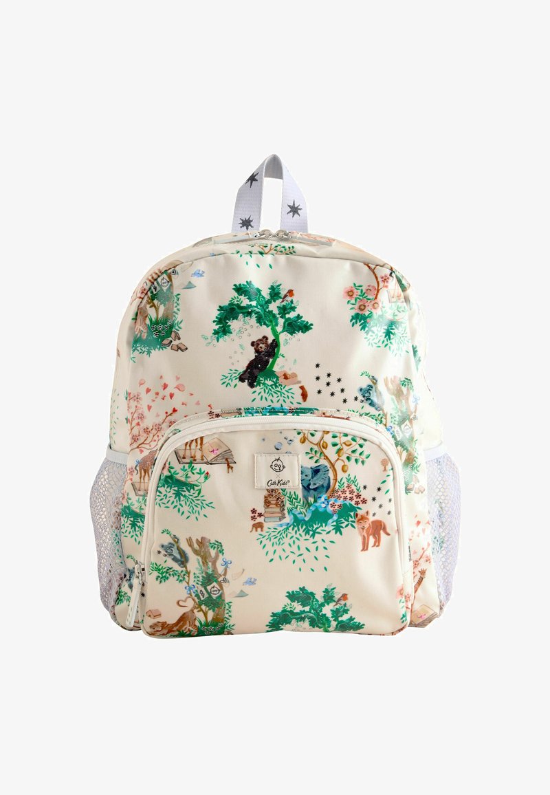 Krém színű hátizsák zöld fák és állatok illusztrációival, elülső cipzáras zsebbel, valamint fehér hálós oldalzsebekkel, csillagmintás hurkon lógva.