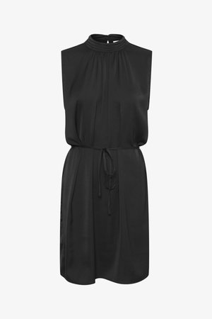 Czarna sukienka bez rękawów z wysokim kołnierzem, plisowanymi detalami i związanym w pasie. Wykonana z gładkiego materiału, o luźnym kroju i długości do kolan.
