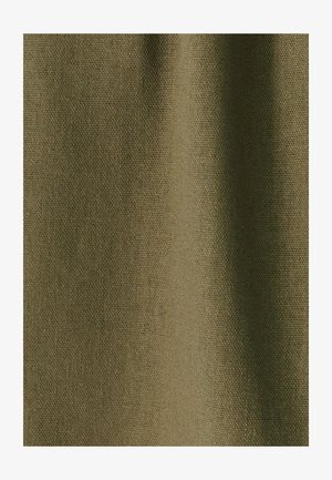 Tessuto verde oliva con una superficie liscia e tessuta, caratterizzato da una lucentezza sottile in un design uniforme e solido.