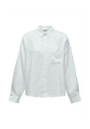 Chemise blanche à manches longues avec boutons, col pointu et poche poitrine, présentée sur un fond blanc uni.