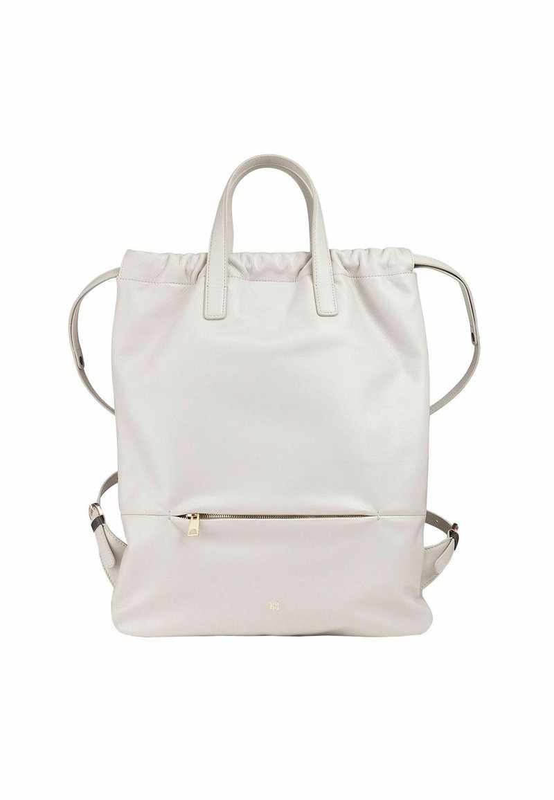 Zaino in pelle bianca con parte superiore arricciata, doppi manici e spallacci regolabili. Presenta una tasca frontale con zip e una texture liscia.