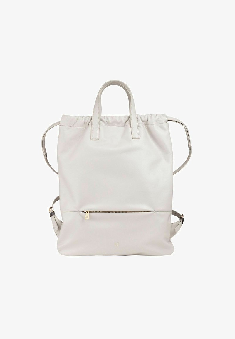 Zaino in pelle bianca con parte superiore arricciata, doppi manici e spallacci regolabili. Presenta una tasca frontale con zip e una texture liscia.