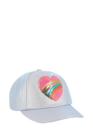 Zilveren pet met een gebogen klep, versierd met een roze hart gemaakt van gestreepte pailletten in groen, oranje en goud. Zacht, textuur materiaal.