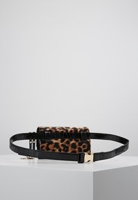 Torebka w panterkę z teksturowanym, futerkowym korpusem; błyszczący, czarny pasek wytłaczany w krokodyli wzór; złote elementy ozdobne.