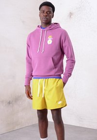 Nike Sportswear M NSW SPE WVN LND FLOW SHORT - Calças de fato de treino - vivid sulfur/white