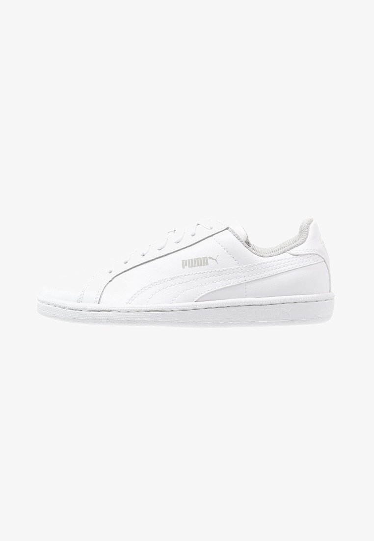 Baskets Puma blanches basses avec fermeture à lacets, semelle texturée et logo Puma sur le côté et la collerette du talon, vues de l'extérieur.