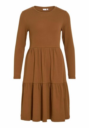 Bruine jurk met lange mouwen van geribd stof, met een aangesloten lijfje en een uitlopende, laagjessrok. Ronde halslijn en eenvoudig ontwerp.