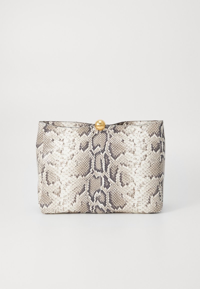 Petit sac pochette rectangulaire avec motif peau de serpent gris et beige et fermoir rond doré sur le dessus, sur fond blanc.