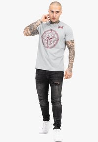 Tapout TAPOUT NORMALE PASSFORM SKRAPE - Majica kratkih rukava s printom - grey red
