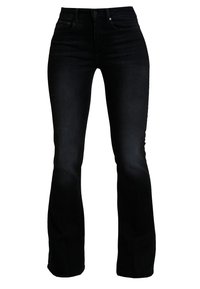 Jeans de campana negros de mezclilla, con una cintura alta, cinco bolsillos y costuras en contraste. La tela tiene una textura suave y ligeramente descolorida.