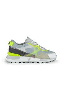 Zapatillas deportivas grises con malla y ante, que presentan acentos en amarillo neón, una suela blanca y un diseño texturizado.