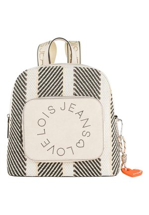 Mochila texturizada en beige, con rayas diagonales en negro y crema, un compartimento principal con cierre de cremallera y una etiqueta con la marca en la parte delantera.
