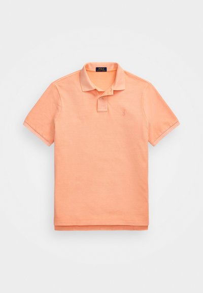 Polo arancione in cotone, con colletto, maniche corte e un piccolo logo ricamato sul petto. Texture liscia, vestibilità classica.