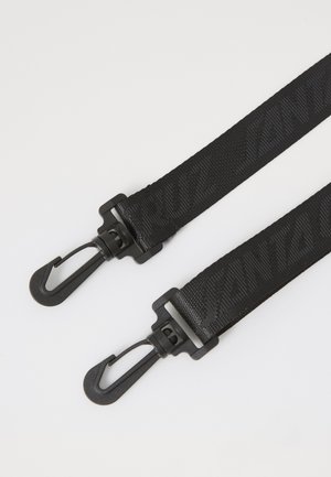 Zwarte nylon strap met een textuur oppervlak en bedrukte branding, met aan elk uiteinde twee haken voor bevestiging.