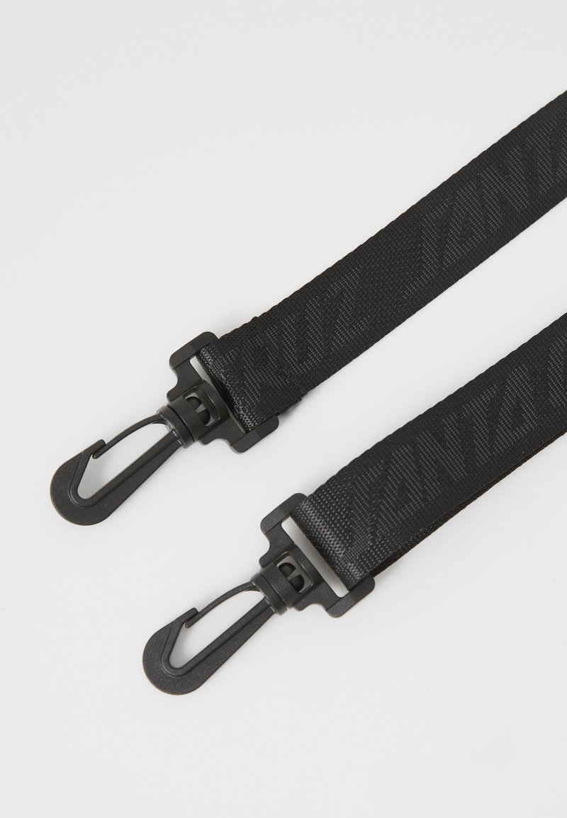 Zwarte nylon strap met een textuur oppervlak en bedrukte branding, met aan elk uiteinde twee haken voor bevestiging.