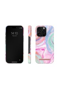 Etui na telefon z marmurkowym wzorem w pastelowych kolorach (różowym, niebieskim, zielonym), gładką fakturą i metaliczną listwą z logo na plecach.