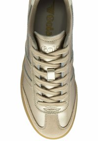 Zapatillas de cuero beige con rayas azul claro, punta redondeada y detalles de cordones texturizados. Presenta un logo metálico en la lengüeta.