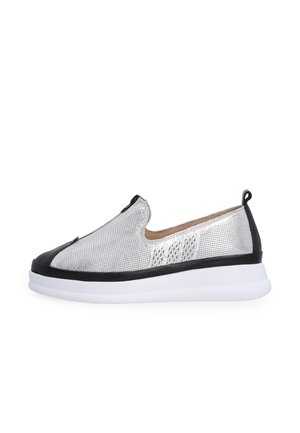 Slip-On-Sneaker mit metallisch silbernem Mesh-Obermaterial, schwarzen Akzenten an Zehen- und Fersenbereich und dicker weißer Sohle.