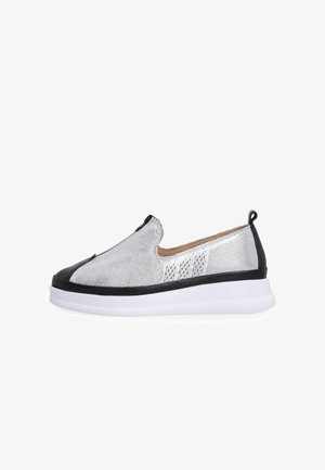 Slip-on teniska s kovovým stříbrným síťovaným svrškem, černými akcenty na špičce a patě a tlustou bílou podrážkou.