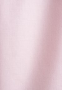 Tissu rose pâle lisse avec une texture subtile et de douces plis verticaux, éclairé de manière uniforme sans motifs ni objets supplémentaires.