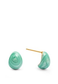 Pendientes de resina veteada verde con un pasador dorado, con un diseño asimétrico y redondeado, y una textura suave y brillante.