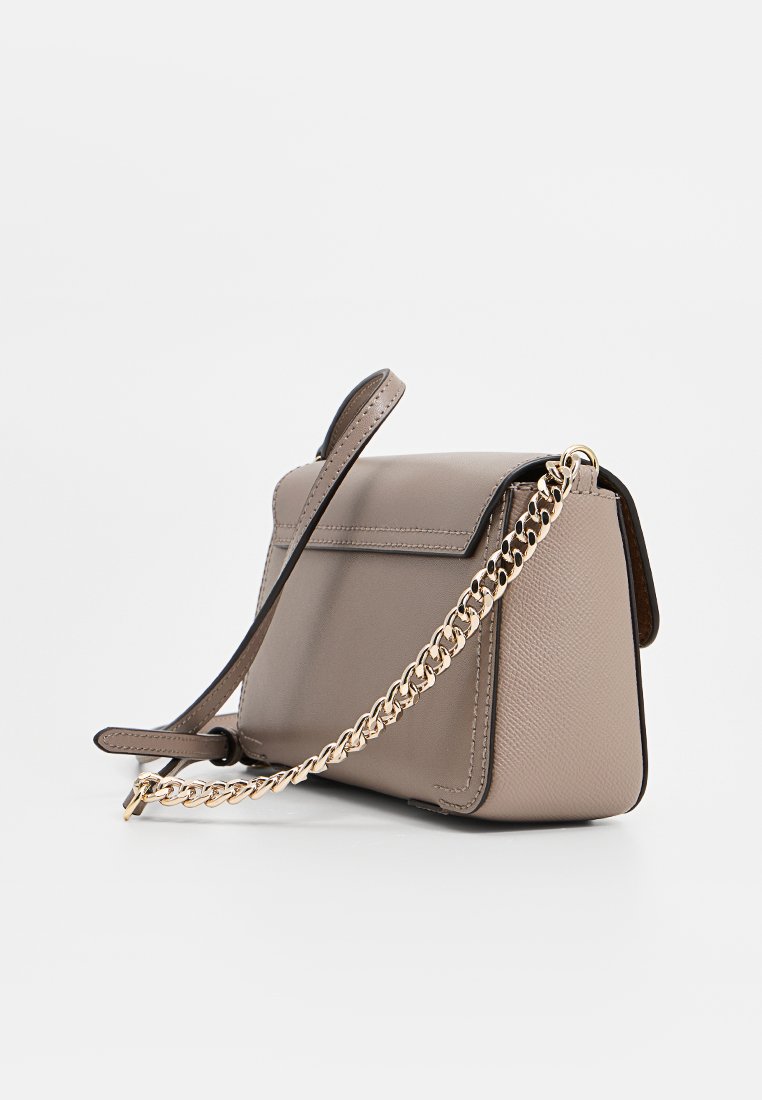 Graue Kunstleder-Handtasche mit goldener Kettenriemen, rechteckiger Form, Klappenverschluss, strukturierten Oberflächen und polierten Akzenten.