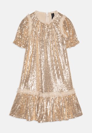 Abito d'oro di paillettes con gonna svasata, maniche a puff corte e dettagli arricciati sul collo e sull'orlo. Tessuto liscio sotto.