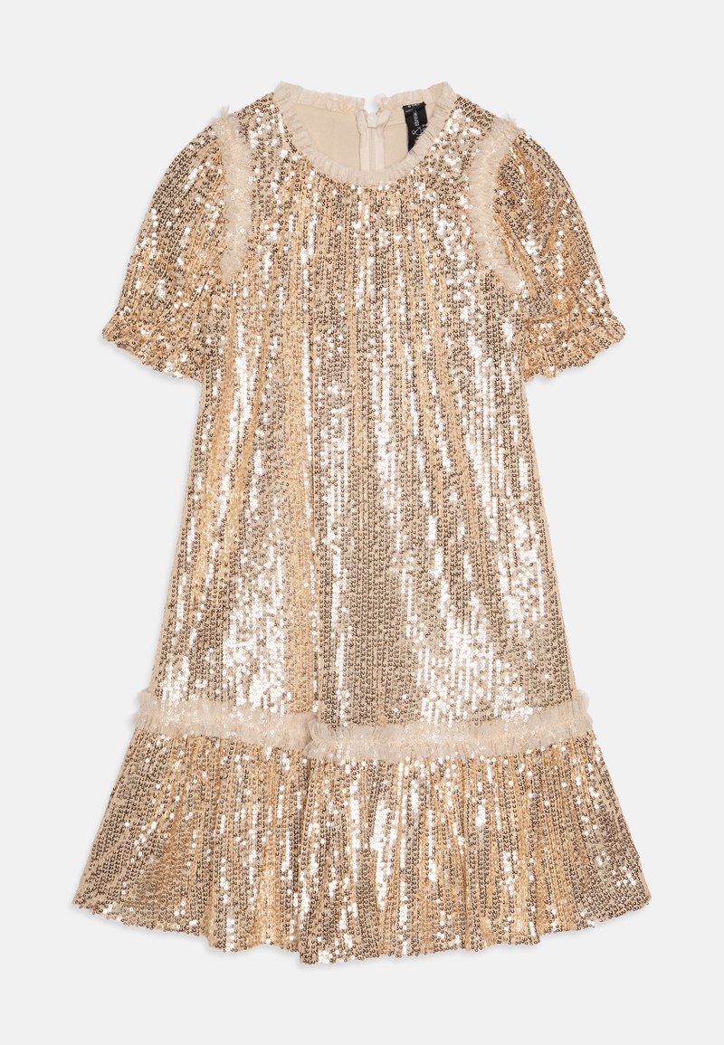 Vestido dourado com lantejoulas, saias em formato evasê, mangas curtas bufantes e detalhes em babados no decote e na bainha. Tecido suave por baixo.