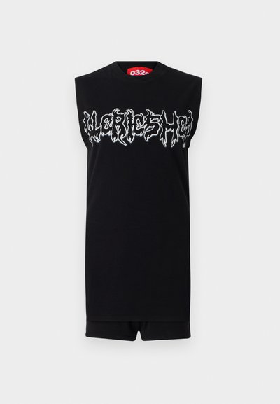 Czarny top bez rękawów z wyraźnym białym nadrukiem tekstowym. Materiał wydaje się gładki i miękki, z okrągłym dekoltem i luźnym krojem.