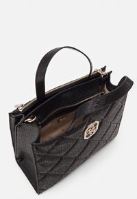 Zwarte doorgestikte handtas met een glanzende afwerking, voorzien van een gouden accent aan de voorkant, dubbele ritssluiting en één bovenste handvat.