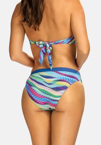 Zestaw bikini z wielokolorowym wzorem fal w odcieniach niebieskiego, różowego i zielonego. Góra ma zapięcie na plecach, a dół posiada niebieski pas.