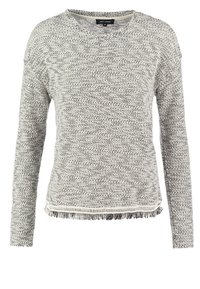 Pull en tricot gris et blanc à manches longues avec col rond et ourlet effiloché, motif texturé, et étiquette "New Look" à l'intérieur du col.