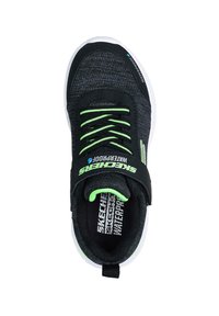 Sneaker nera impermeabile con tomaia texturizzata, lacci verdi e chiusura in Velcro. Presenta una suola bianca e il logo Skechers di lato.