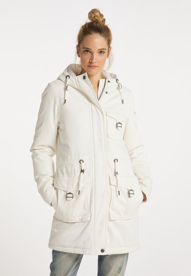 Witte parka met capuchon, voorzien van meerdere voorzakken, trekkoord accenten en een gladde, licht gestructureerde afwerking.