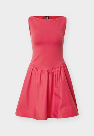 Ærmeløs pink kjole med tætsiddende overdel, bådudskæring og en samlet, flared nederdel, vist mod en ensfarvet baggrund.