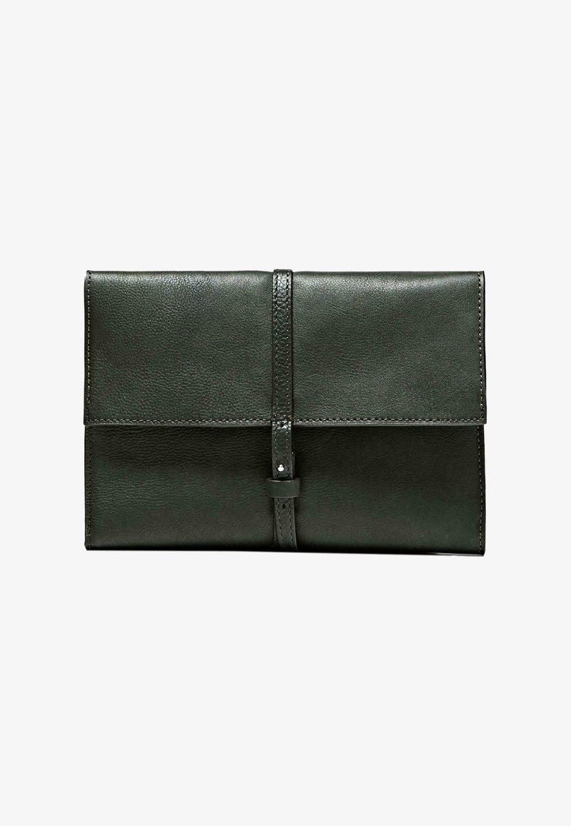 Donkergroene leren clutch met een gladde textuur, voorzien van een voorflap en een centrale riemsluiting. Subtiele stikselaccenten langs de randen.