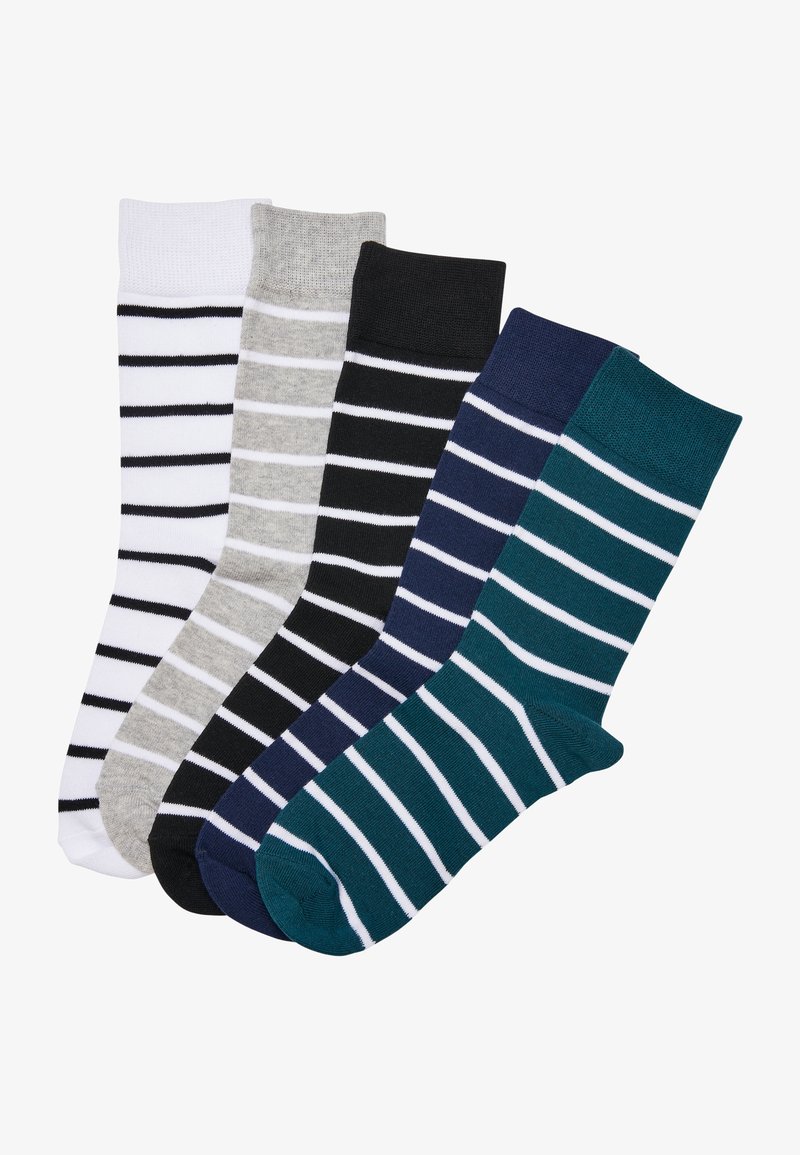 Fire par sokker: hvite med svarte striper, grå med hvite striper, svarte med hvite striper, og mørkeblå med teal-striper.