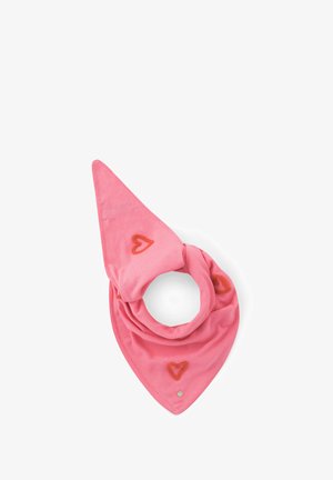 Écharpe triangulaire rose avec trois cœurs rouges brodés, stylisée en forme de boucle torsadée sur fond blanc.