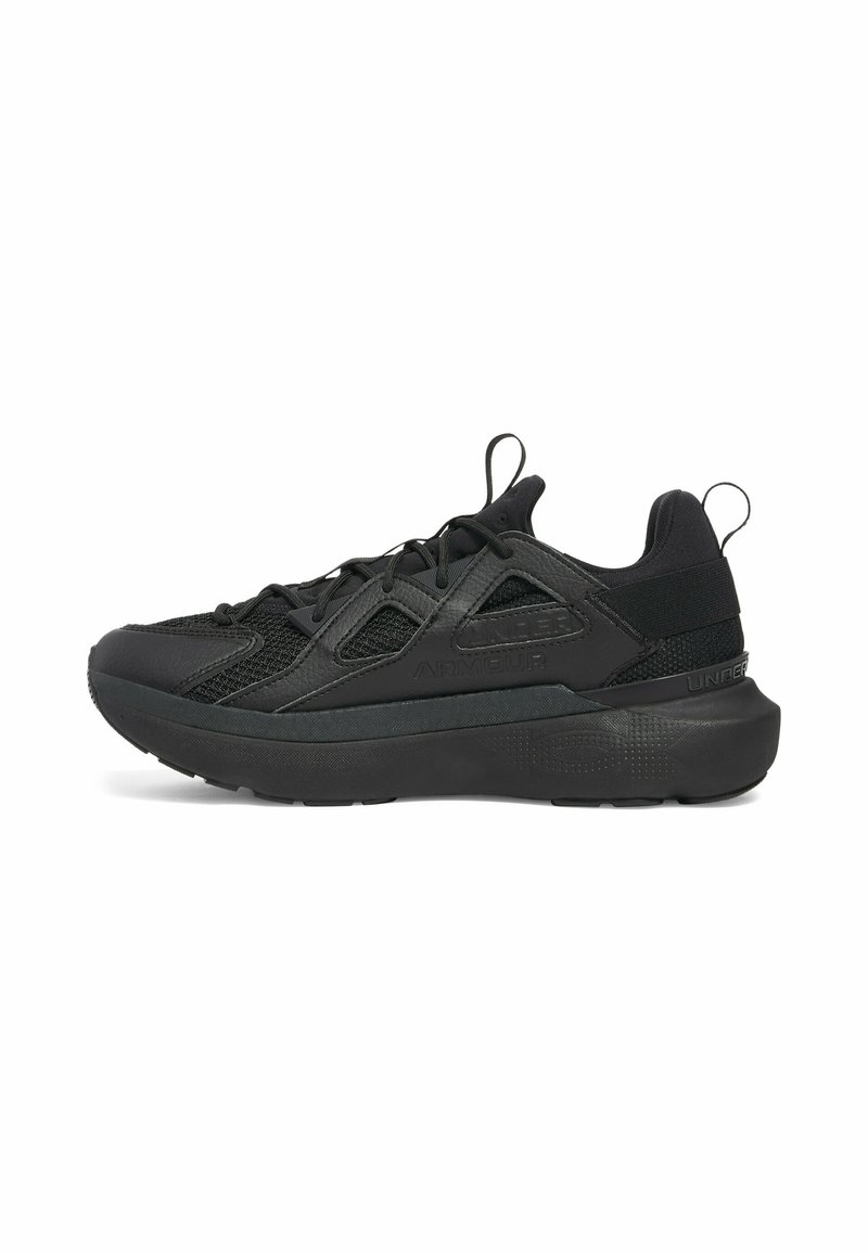 Chaussure de sport noire avec un dessus en mesh et textile synthétique, semelle intermédiaire prononcée, surface texturée et design à lacets.
