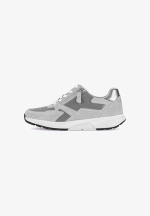 Lichtgrijze sportschoen met een mix van suède en mesh materialen, witte veters, zilveren accenten en een gedempte zool met een zwart profiel.