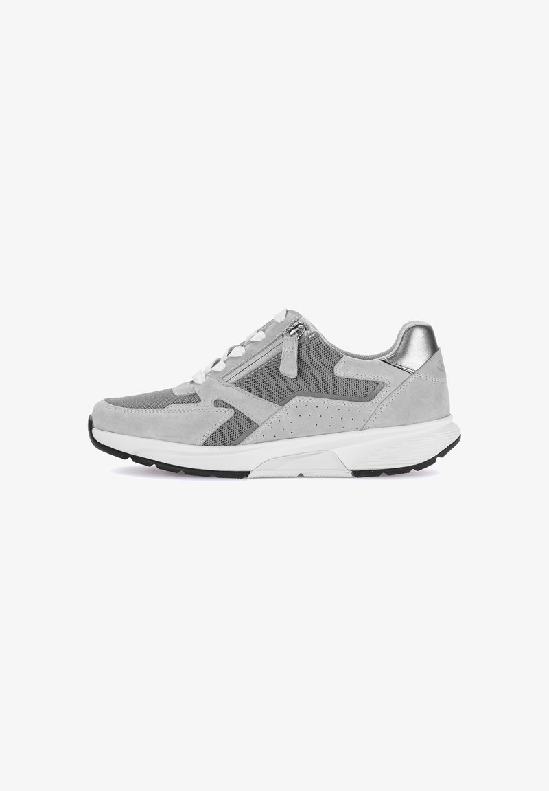 Chaussure de sport gris clair combinant des matériaux en daim et en mesh, lacets blancs, accents argentés, et semelle rembourrée avec une semelle extérieure noire.